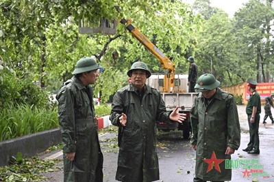 View - 	Lực lượng vũ trang tham gia khắc phục hậu quả bão số 3 tại Hà Nội